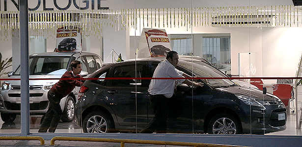 Investimentos da Peugeot - Página 9 Funcionarios-organizam-concessionaria-citroen-em-sao-paulo-sp-1419257107047_615x300