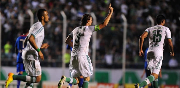 Começo a desconfiar que querem que o Kleina fique, e não somente os jogadores 06ago2013---henrique-comemora-o-gol-que-deu-a-vitoria-ao-palmeiras-sobre-o-sao-caetano-1375835019108_615x300