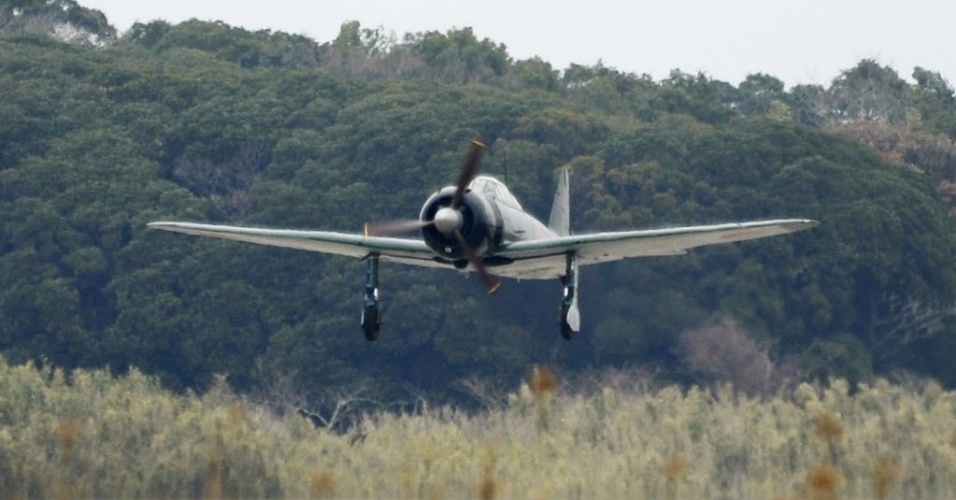 [Internacional] Japão restaura avião lendário da Segunda Guerra mundial 27jan2016---o-aviao-restaurado-fez-um-breve-voo-na-base-naval-da-cidade-de-kanoya-no-sul-do-japao-pilotado-por-skip-holm-ex-piloto-da-forca-aerea-dos-eua-1453896605530_956x500