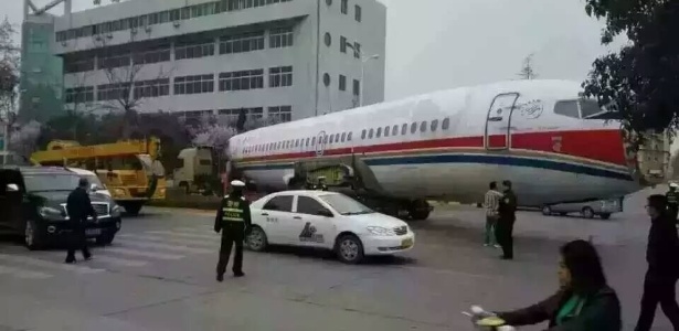 [Internacional] Avião congestiona trânsito de cidade chinesa. Oi? Aviao-chines-para-o-transito-de-cidade-ja-congestionada-1459293089690_615x300