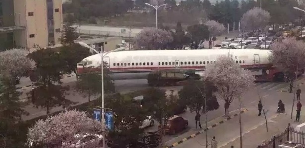 [Internacional] Avião congestiona trânsito de cidade chinesa. Oi? Aviao-chines-para-o-transito-de-cidade-ja-congestionada-1459292943112_615x300