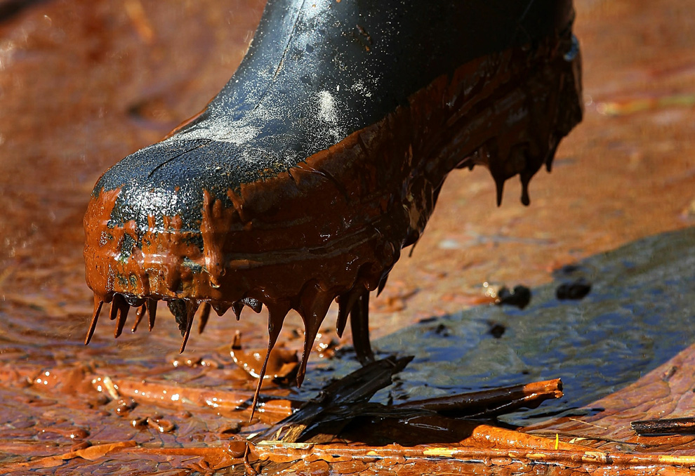 "On dit que l'argent n'a pas d'odeur : le pétrole est là pour le démentir." O02_23498001