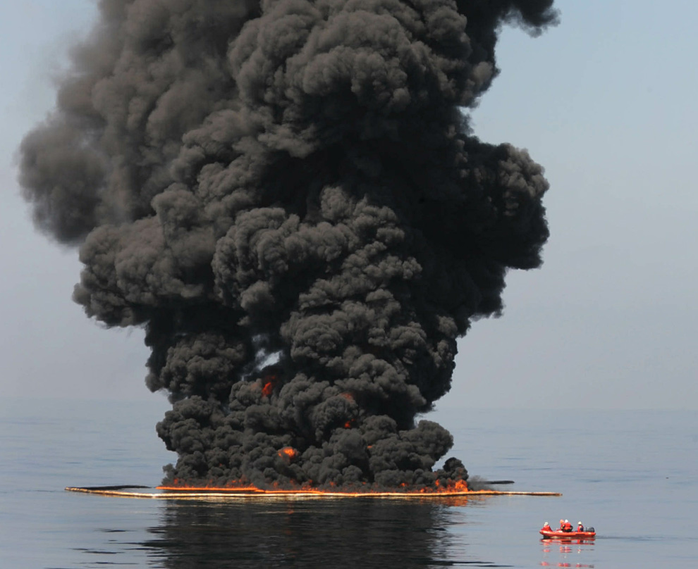 "On dit que l'argent n'a pas d'odeur : le pétrole est là pour le démentir." O03_23310855