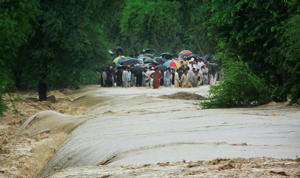 صور مروعة , محزنة , من فيضانات باكستان P22_24540525