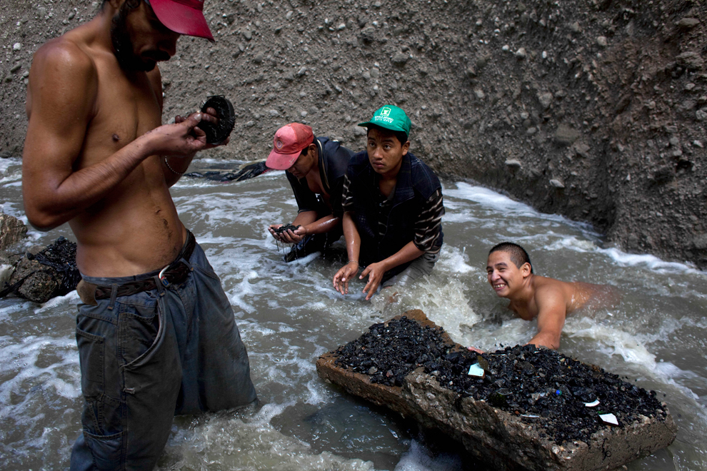 [The Big Picture] “The Mine - Guatemala” – mưu sinh trên đống rác