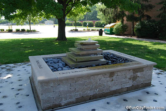 fontanna - Page 3 Brebeuf-Jesuit-College-Preparatory-School-fountain-Indianapolis-Indiana