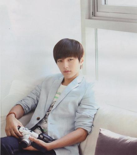 2013.09.24 – MYUNGSOO POUR LE MAGAZINE JAPONAIS « CHOA » NUMÉRO 28 [SCANS] I7s76