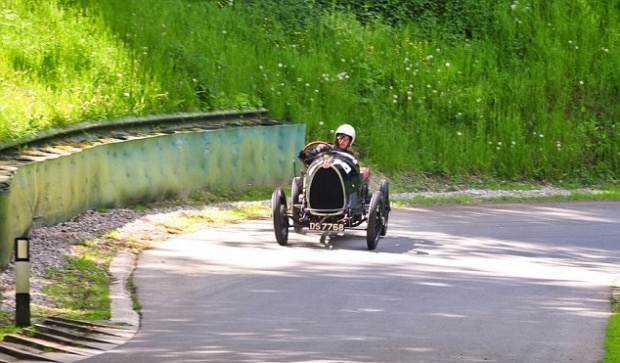 Bugatti capota em prova de clássicos 69746