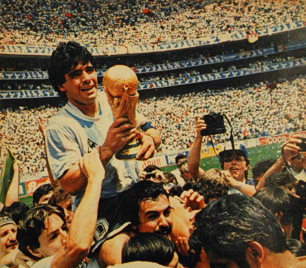 El último gran mundial (Regreso a Mexico 86 treinta años después). - Página 7 13.Diego-Maradona-alzando-la-copa-de-Camp%C3%A9on-1024x898