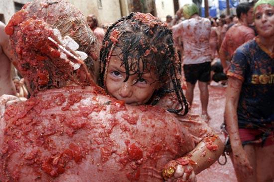 الاحتفال بيوم الطماطم في إسبانيا >>> رايحيين النار إن شاء الله  La-Tomatina-Festival-spain-10