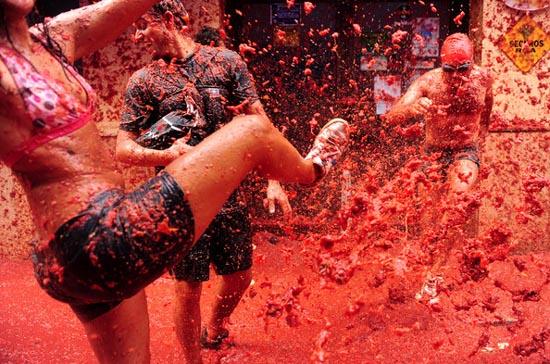 الاحتفال بيوم الطماطم في إسبانيا >>> رايحيين النار إن شاء الله  La-Tomatina-Festival-spain-2