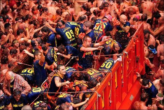 الاحتفال بيوم الطماطم في إسبانيا >>> رايحيين النار إن شاء الله  La-Tomatina-Festival-spain-5