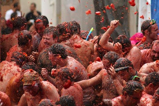 الاحتفال بيوم الطماطم في إسبانيا >>> رايحيين النار إن شاء الله  La-Tomatina-Festival-spain-7