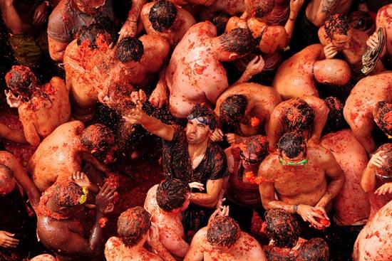 الاحتفال بيوم الطماطم في إسبانيا >>> رايحيين النار إن شاء الله  La-Tomatina-Festival-spain-8