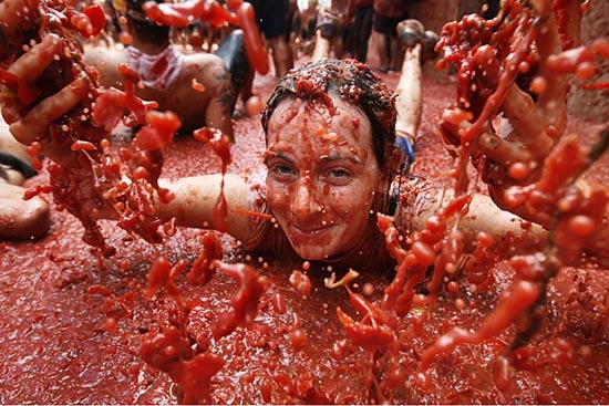 الاحتفال بيوم الطماطم في إسبانيا >>> رايحيين النار إن شاء الله  La-Tomatina-Festival-spain