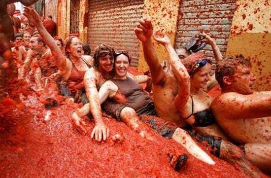 الاحتفال بيوم الطماطم في إسبانيا >>> رايحيين النار إن شاء الله  Tomato-Festival-spain-10