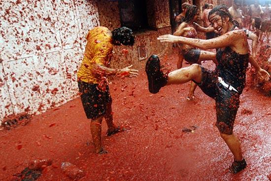 الاحتفال بيوم الطماطم في إسبانيا >>> رايحيين النار إن شاء الله  Tomato-Festival-spain-6