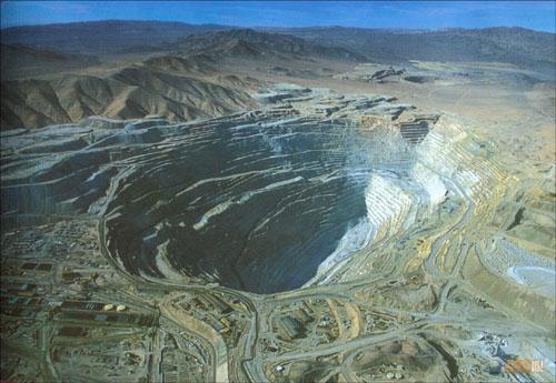 أعظم 10 ثقوب في العالم  Chuquicamata_chile_hole_1