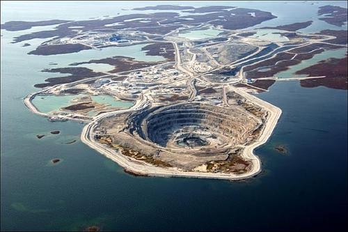 أعظم 10 ثقوب في العالم  Diavik_Diamond_Mine_hole_1