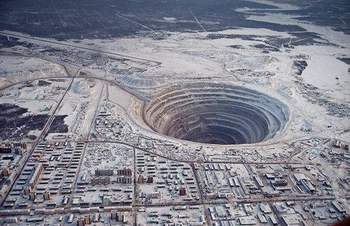 أعظم 10 ثقوب في العالم  Mirny_Diamond_Mine_hole_1