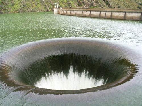 أعظم 10 ثقوب في العالم  Glory_hole_Monticello_Dam_1