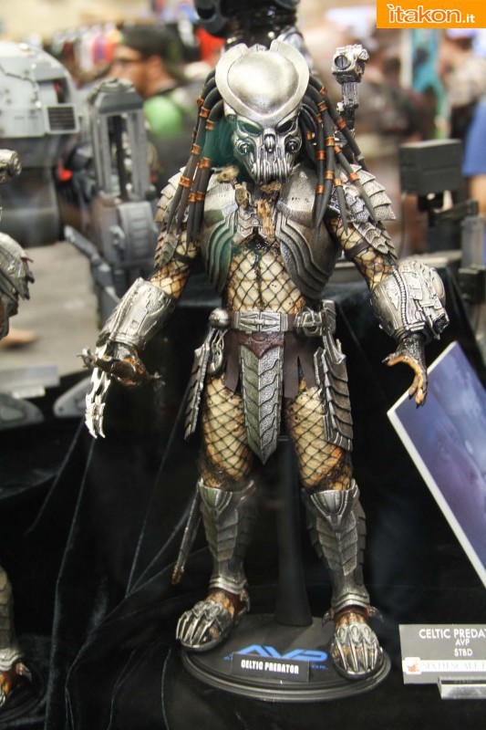 [Hot Toys] AVP: Celtic Predator 2.0 1/6 scale - Lançado!!! Hot-toys-sdcc13-part1-72-533x800