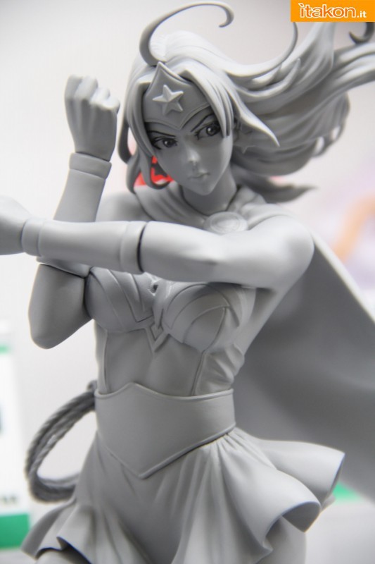 [Kotobukiya] Bishoujo Illustrations: Armored Wonder Woman by Shunya Yamashita - Página 2 Kotobukiya-sdcc13-part2-48-533x800