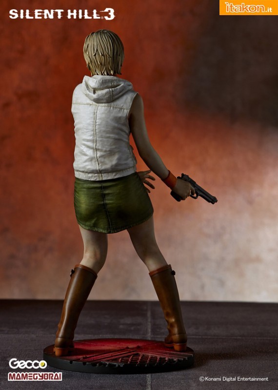 [GECCO] Silent Hill 3:  Heather Mason & Robbie the Rabbit Silent-hill-3-heather-mason-gecco-foto-ufficiali-12-570x800