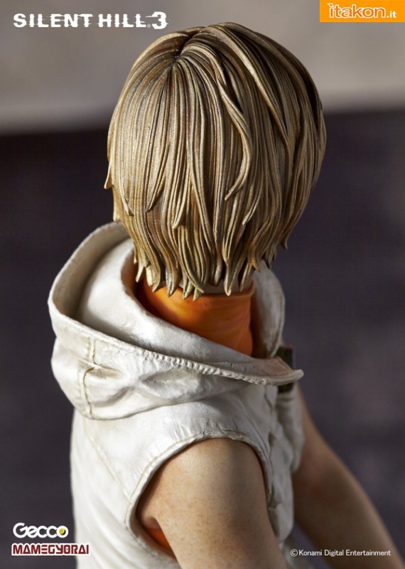 [GECCO] Silent Hill 3:  Heather Mason & Robbie the Rabbit Silent-hill-3-heather-mason-gecco-foto-ufficiali-20-570x800