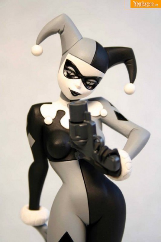 [DC Collectibles] Batman Black & White: Harley Quinn by Bruce Timm DC-Collectibles-Harley-Quinn-Black-and-White-1-533x800