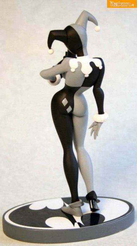 [DC Collectibles] Batman Black & White: Harley Quinn by Bruce Timm DC-Collectibles-Harley-Quinn-Black-and-White-2-448x800