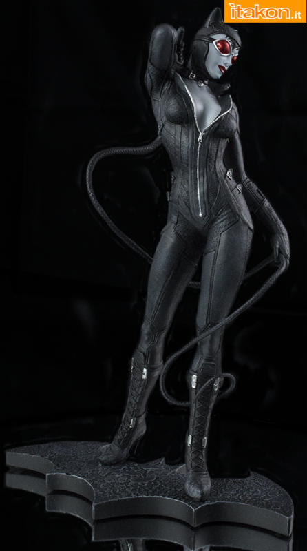 [DC Collectibles] Batman: Arkham City Catwoman Statue Arkham-City-Catwoman-Statue-2-446x800