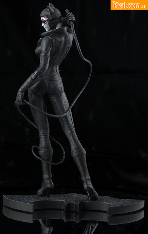 [DC Collectibles] Batman: Arkham City Catwoman Statue Arkham-City-Catwoman-Statue-3-506x800