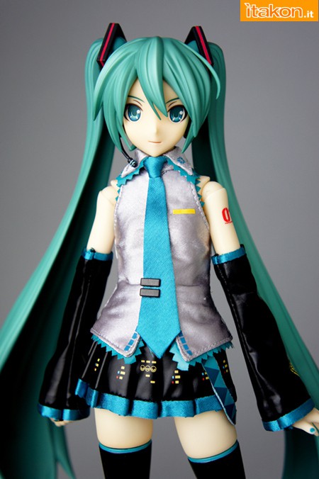 [Medicom] RAH: Miku Hatsune -Project DIVA- F Miku-Hatsune-Real-Action-Heroes-pronta-alla-spedizione-04