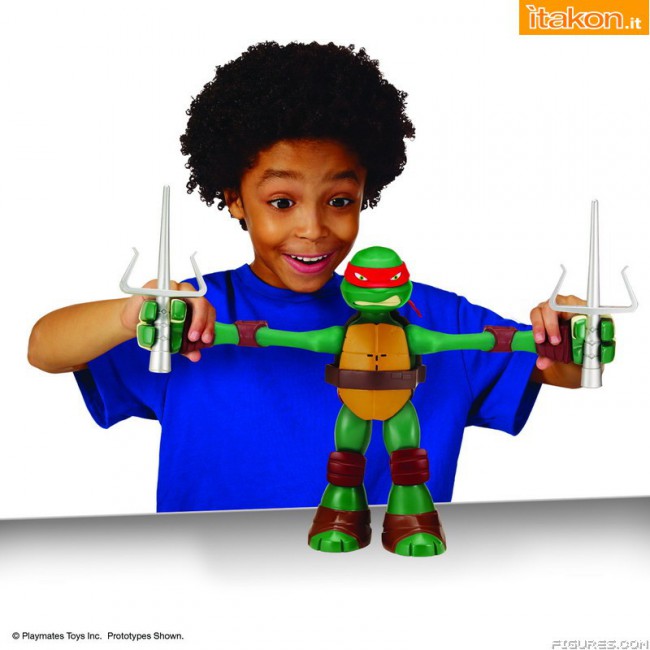 [Playmates] New Teenage Mutant Ninja Turtles Toys - Página 2 91422_Stretch_N_Shout_Raph_Lifestyle-650x650