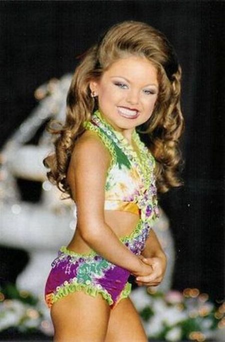 Beauty Children Pageants Make Children Look Ugly-الجمال الأطفال المواكب الفخمة تجعل الأطفال تبدو قبيحة Beauty_queens_02