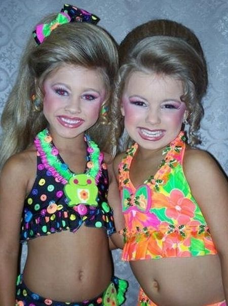 Beauty Children Pageants Make Children Look Ugly-الجمال الأطفال المواكب الفخمة تجعل الأطفال تبدو قبيحة Beauty_queens_09