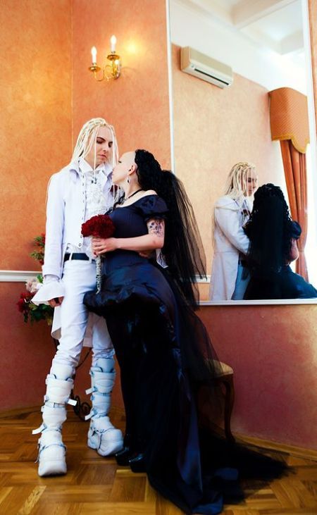 عريس و عروس‏.. الحمد لله والشكر Goth-wedding_22