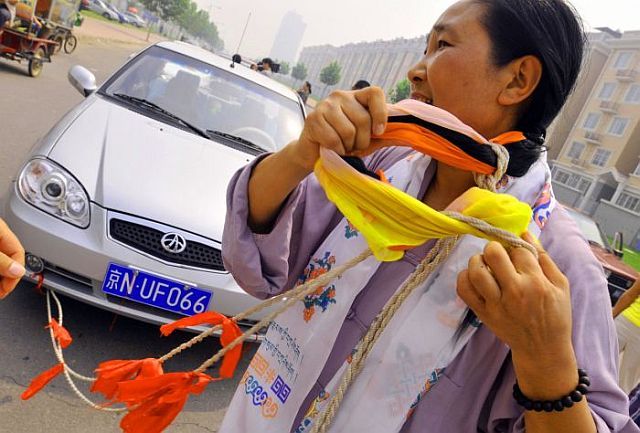 صور امراة صينية تسحب بشعرها 6 سيارات  Woman_pulls_six_cars_06