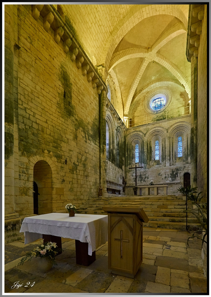 L'église abbatiale de St Amand de Coly 3