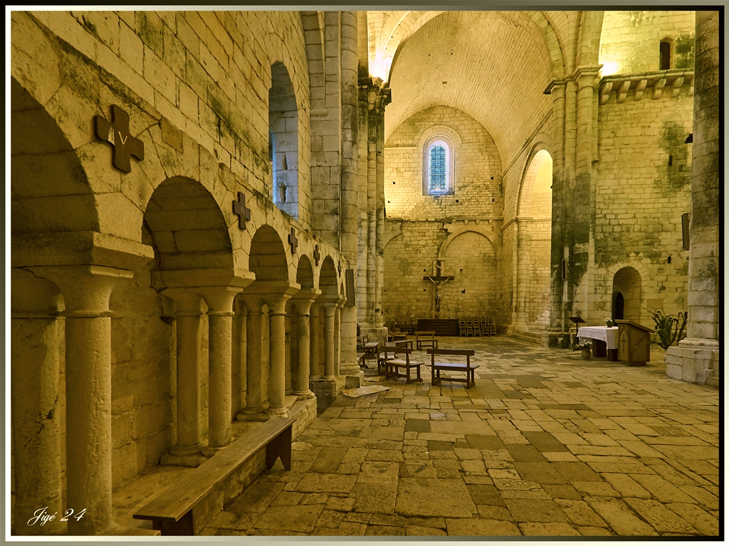 L'église abbatiale de St Amand de Coly 5