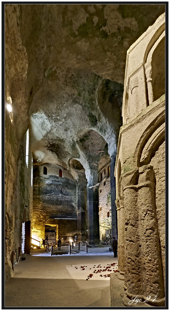 L'église troglodytique d'Aubeterre en Charentes. Aubeterre-005