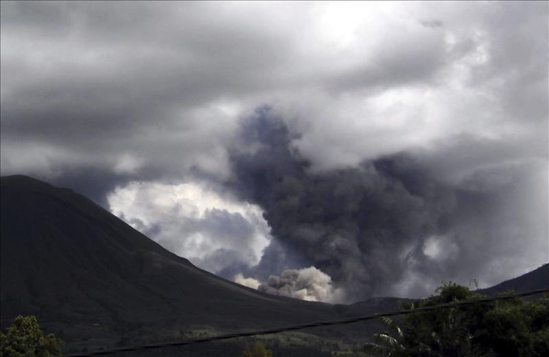 Erupción de Volcán Lokon-Empung en Indonesia - Página 2 E87AEA174