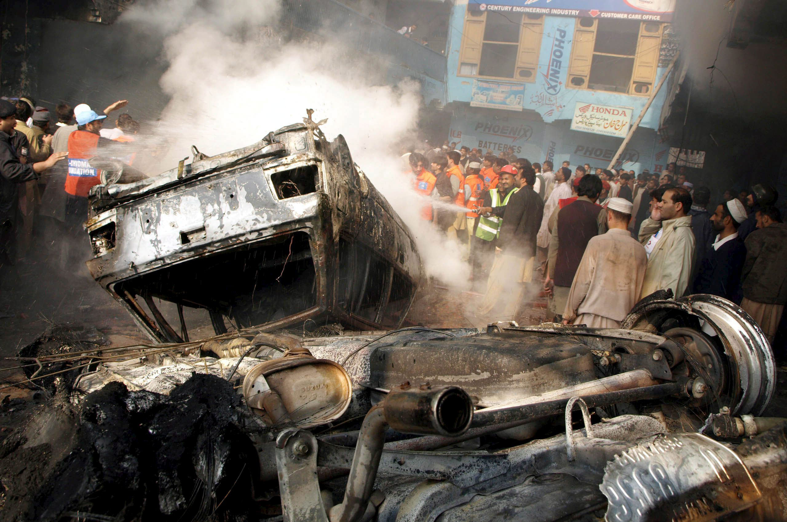 Al menos 63 muertos y 290 heridos en un atentado suicida en Pakistán A94