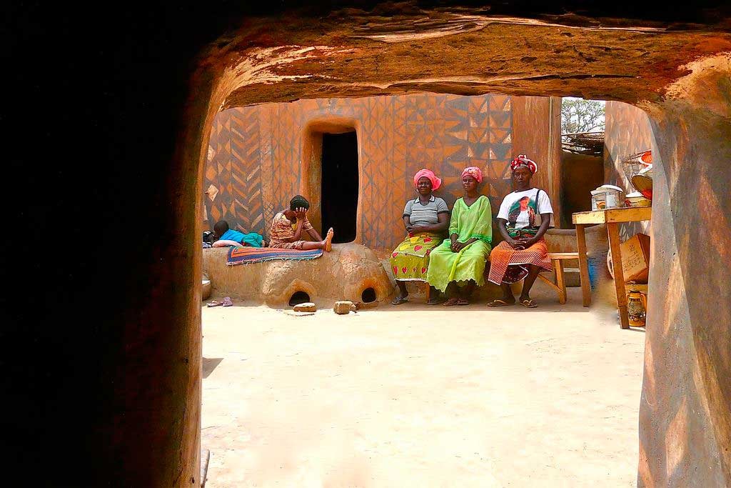 Tiébélé, el pueblo africano donde cada casa es una obra de arte 32A