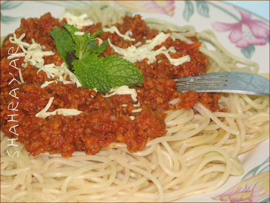 المعكرونة او المقرونه التونسية Spaghetti%20Bolognese%20%201