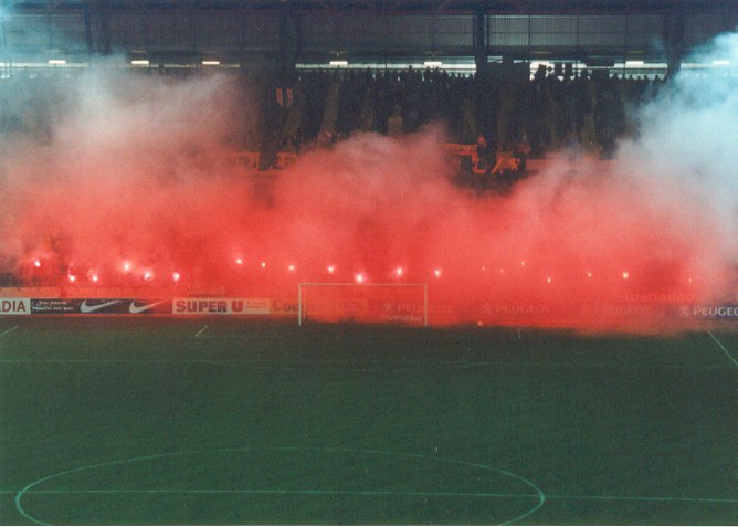 Photos Pyrotechnie (Torches, Pots à Fumée...) - Page 11 Sochaux-Strasbourg%20grand1