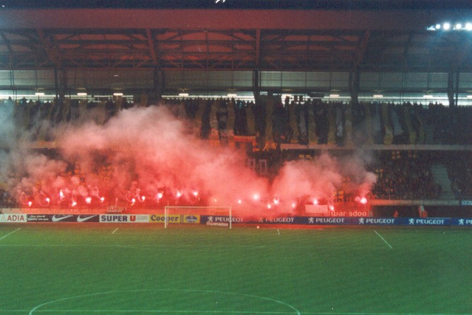 Photos Pyrotechnie (Torches, Pots à Fumée...) - Page 11 Sochaux-Strasbourg%20grand2