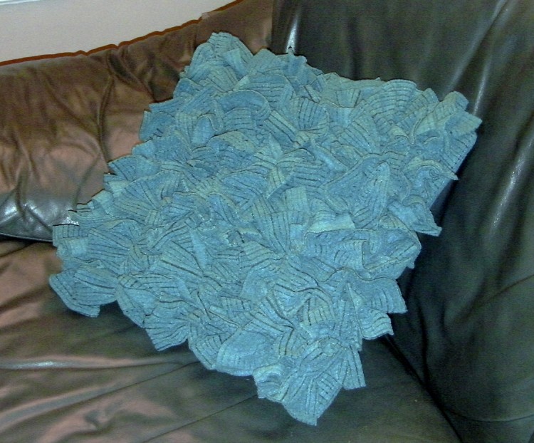 موسوعة مخايد Ruffles-pillow-tutorial-completed