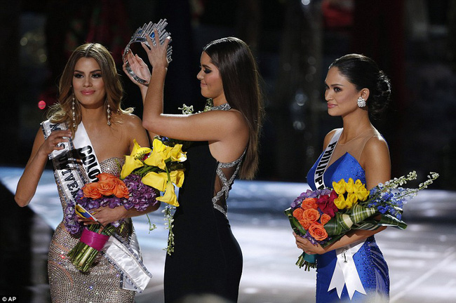 Oscar 2017 và Miss Universe 2015: 2 lần xảy ra sự cố hy hữu nhất làng giải trí thế giới! 2f8a9e1600000578-3368439-image-a-44-1450669166760-1488174523668